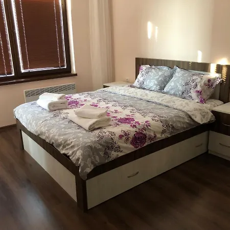 Purple Rose Apartment Valencia Gardens