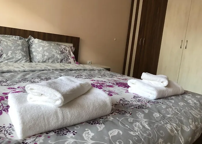 Apartment Purple Rose Valencia Gardens